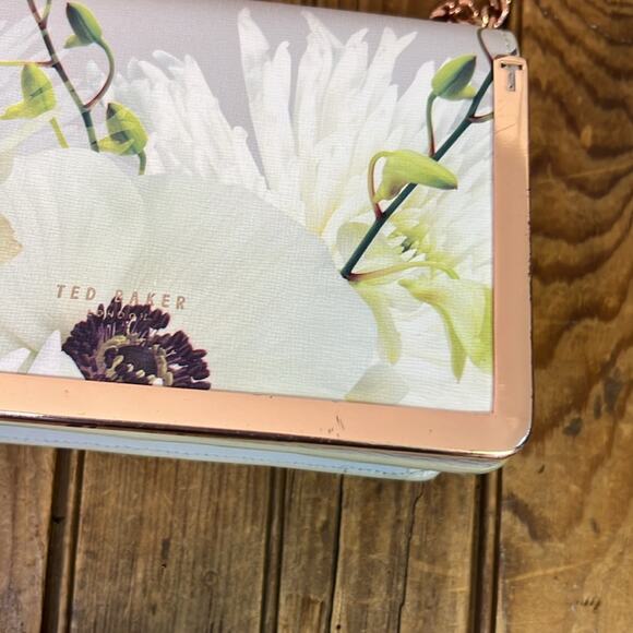 Ted Baker gray floral leather crossbody rose gold chain trim flap front - Picture 2 of 7